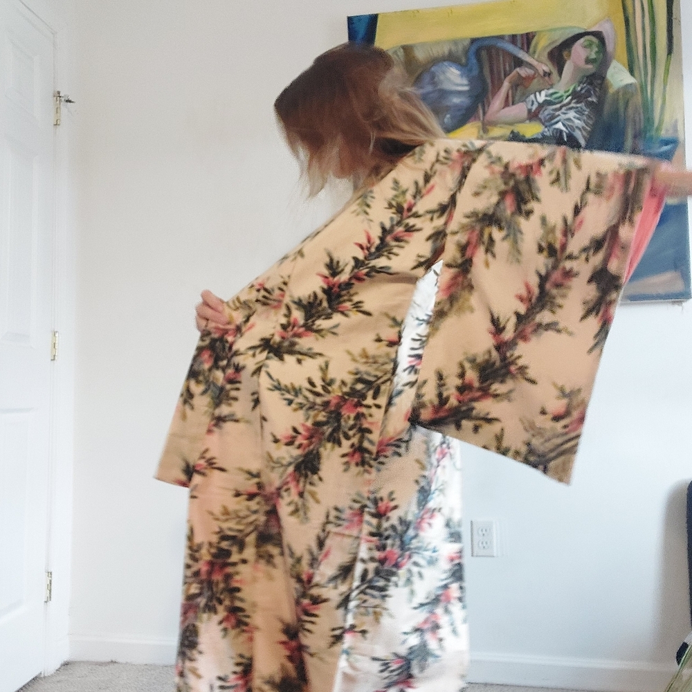 Vintage Japanese Kimono w/ fuzzy floral design - Picture 4 of 11